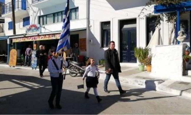 Νάξος: Μόλις δύο μικροί μαθητές παρέλασαν στον Απόλλωνα (εικόνες, βίντεο)